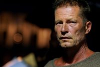 Til Schweiger با ظاهر عجیب و غریب در دانشگاه تحریک شد