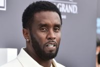 شاهد حادثه مزاحم بالکن را در طبقه ۱۷ توصیف می کند